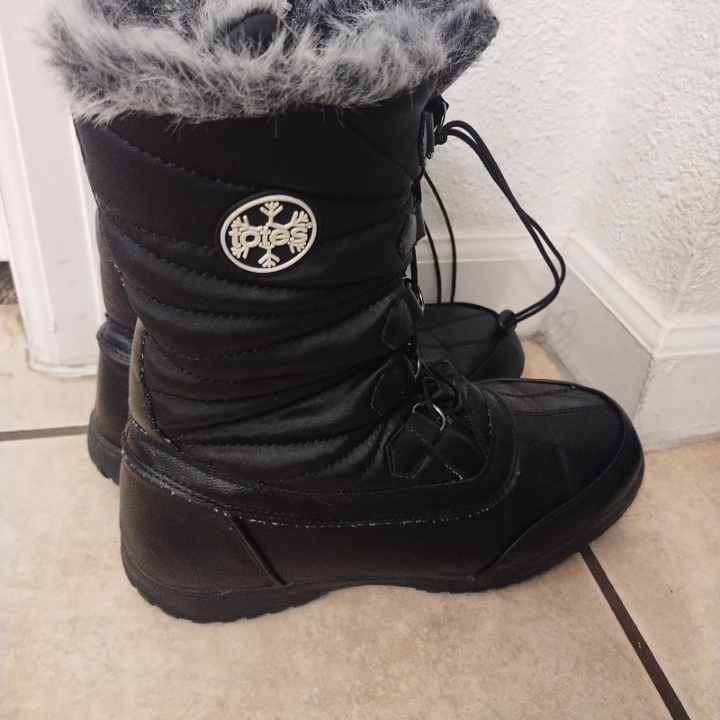 Black Boots Brand Totes Size 9 Fair Condition